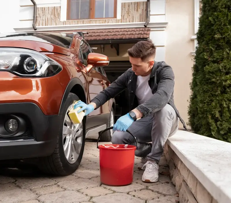 Lavage auto à domicile Port-Jérôme-sur-Seine : professionnel intervenant sur un véhicule